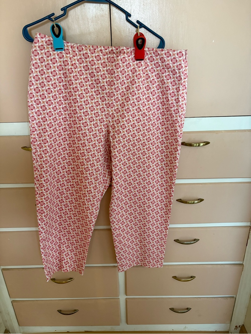 Brand New Never worn With Original Tags liz & co. Pink Geometric Cropped Capris